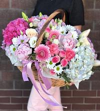 Композиция солнечный день в Бутырке Цветочная композиция из Розы, Хризантемы, Пионы и Лизиантусы в корзине в Бутырке