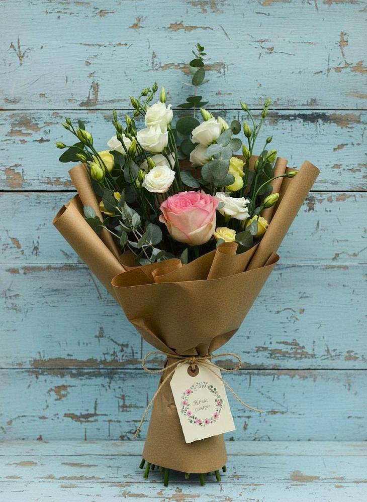 Букет цветов из: Розы и Лизиантусы в Бутырке