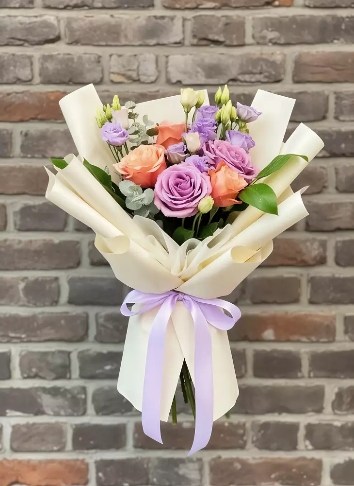 Букет цветов из: Лизиантусы и Розы в Бутырке