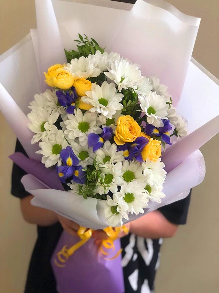 Букет цветов из: Ирисы, Хризантемы и Розы в Бутырке