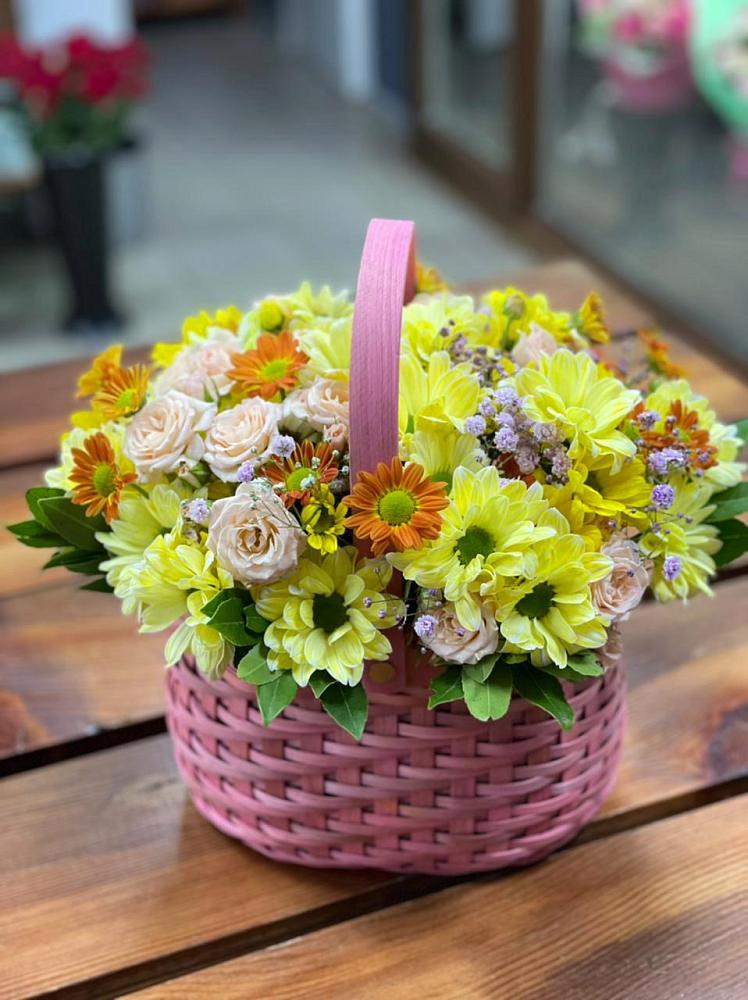 Цветочная композиция из Хризантемы и Розы в корзине в Бутырке