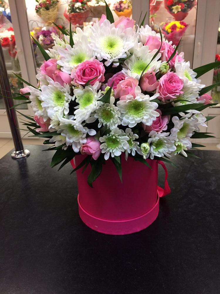 Цветочная композиция из Розы и Хризантемы в шляпной коробке в Бутырке