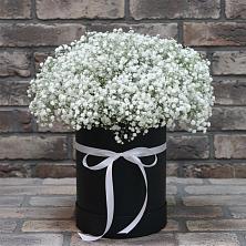 Цветочная композиция из Гипсофила в шляпной коробке в Бутырке