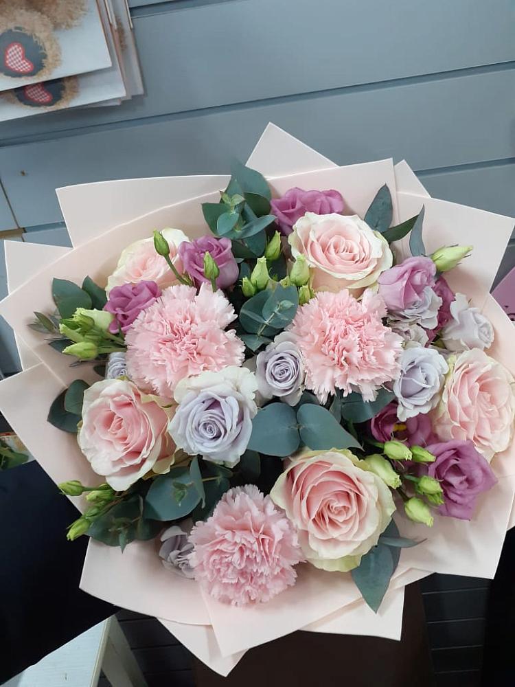 Букет цветов из: Розы, Гвоздики и Лизиантусы в Бутырке