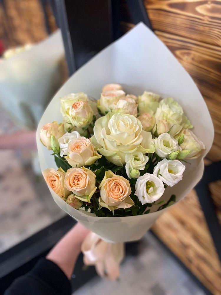 Букет цветов из: Розы и Лизиантусы в Бутырке